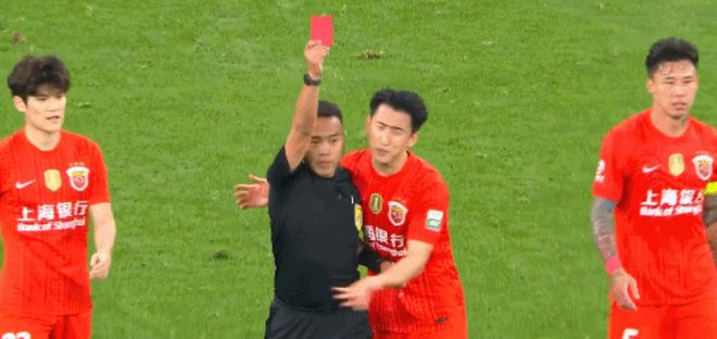 中超焦点战意外爆发冲突，海港队外援疑似故意挑衅对手遭红牌罚下，事件引发广泛关注，或将面临中国足协进一步追加处罚