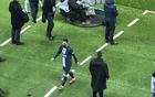 梅西疑似遭遇俱乐部内部打压？再次遭巴黎球迷狂嘘，法媒曝其被指总在比赛中散步磨洋工，引发外界广泛关注与热议