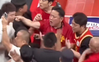 忍无可忍！上海队球迷与球员楼明爆发激烈冲突，现场场面失控引发广泛关注