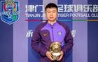 他效力津门虎两年半仅打入一球却仍获主帅于根伟高度认可，曾远赴葡萄牙留洋深造，展现出不凡潜力与职业精神