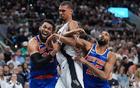 NBA总决赛激战正酣，纽约尼克斯全队全力以赴不松懈，圣安东尼奥马刺展现出顽强斗志绝不轻言放弃